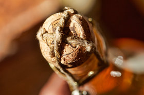 Muselet en corde posé en croix Louis Dubosquet Champagne Grand Cru